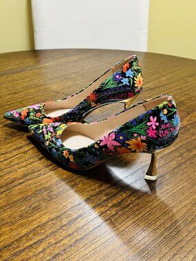 NWOT European Patent Leather Floral Pumps – Size 38 (Fits 7 CAN) 🌸